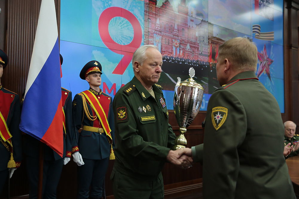 Лучших участников военного парада Победы торжественно наградили переходящими кубками