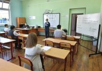 Выпускники российских школ приступили к сдаче самого массового ЕГЭ — по русскому языку