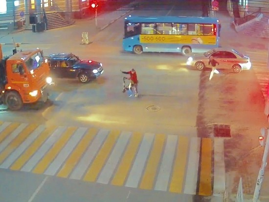 Рязанец на электросамокате едва не угодил под колеса автомобиля