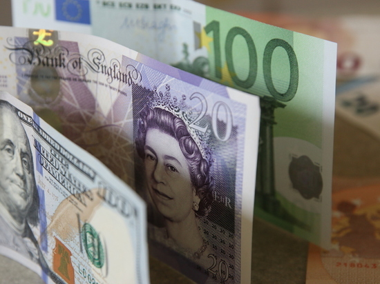 Курс евро впервые с 1 апреля опустился ниже 89 рублей