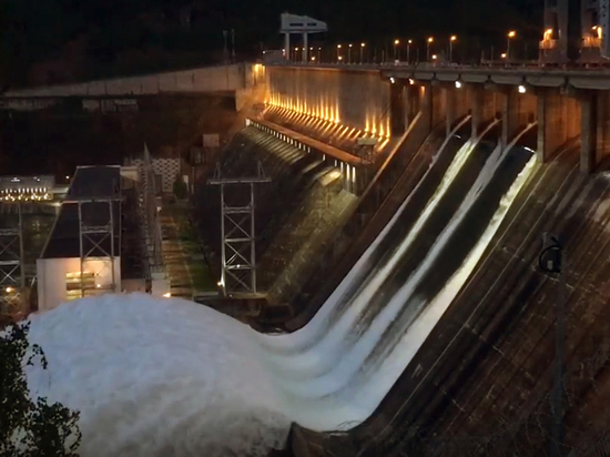 Красноярская ГЭС 4 июня повысит сбросы воды до 7 тыс. кубометров в секунду