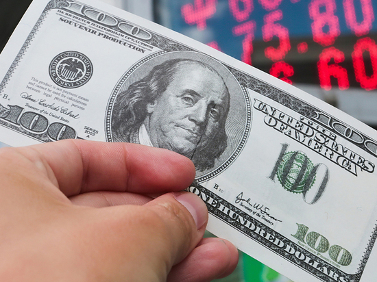 Экономисты придерживаются мнения, что продавать валюту не стоит
