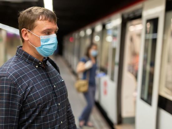Смольный недоволен петербуржцами без масок в метро