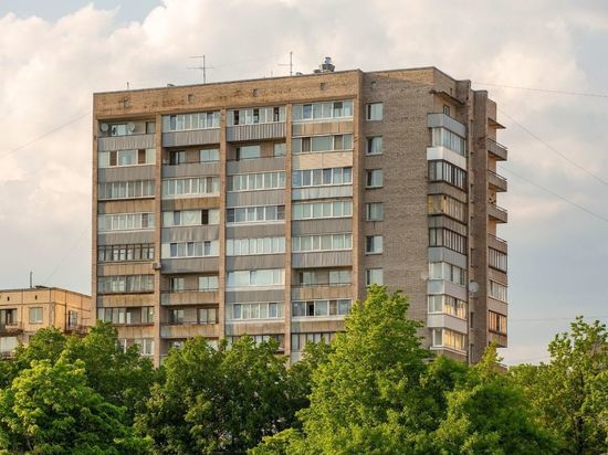 Упавший с девятого этажа после провального экзамена петербургский школьник скончался