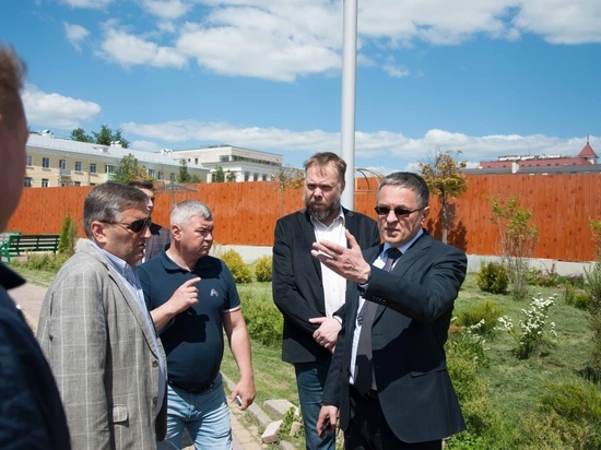 Денисов контролирует строительство фонтана в новом сквере Калуги