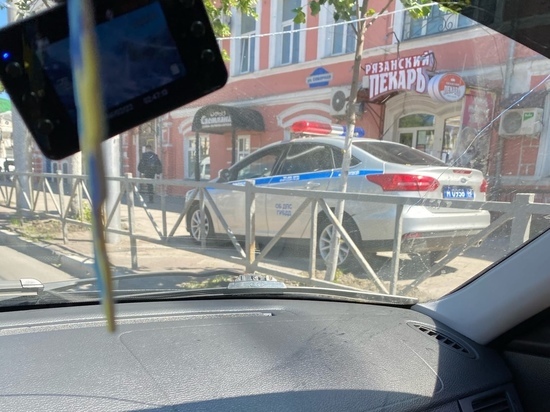 Полиция прокомментировала парковку машины ДПС на тротуаре в центре Рязани