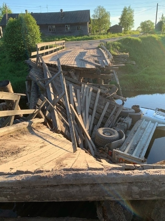 Под тяжестью МАЗа рухнул деревянный мост в Карелии
