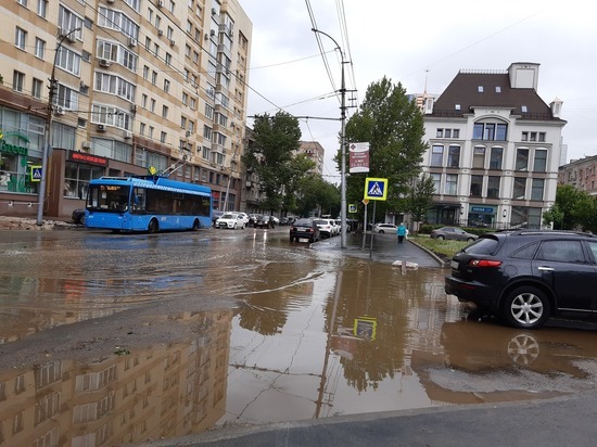 В центре Саратова образовался дождевой пруд