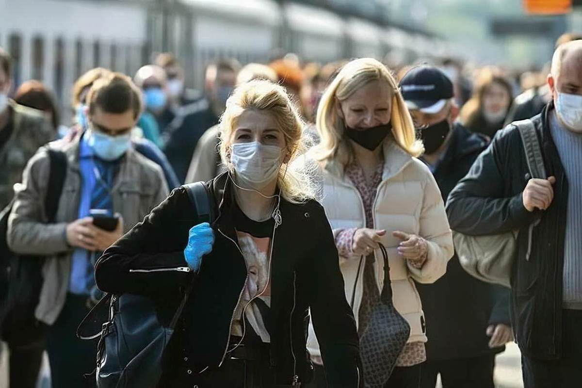Люди на улицах Москвы