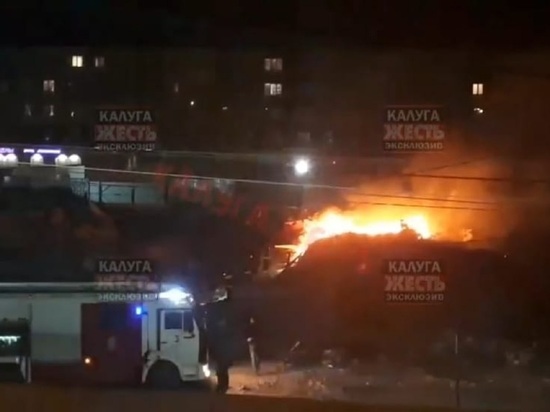 Мощный пожар в новом парке Калуги разбушевался на месте возведения фонтана