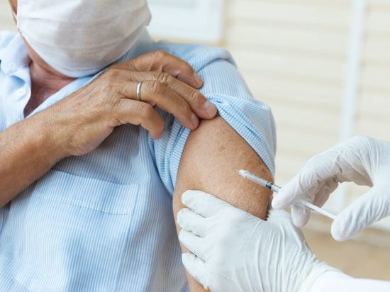 Иностранцам придется заплатить за вакцинацию от COVID-19 в Петербурге