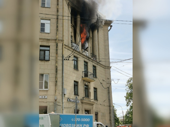 На проспекте Стачек в Петербурге полыхает квартира