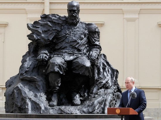 Путин открыл памятник императору Александру III