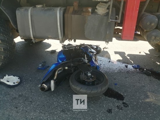 В Татарстане мотоциклист столкнулся с грузовиком и погиб