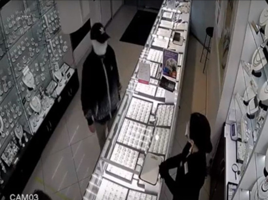 В Омске судимый с забинтованным лицом украл из ювелирного магазина золотую цепочку