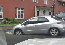 В Центральном районе Новосибирска хэтчбэк Honda Civic провалился в яму в асфальте