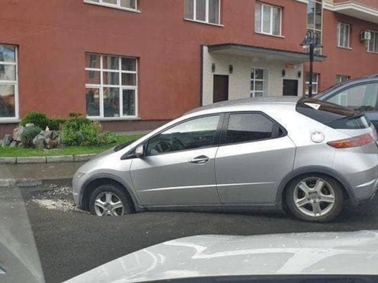 Honda Civic провалилась в яму в центре Новосибирска