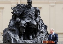 Президент Россиия Владимр Путин в субботу, 5 июня, принял участие в открытии в Гатчине под Санкт-Петербургом памятника императору Александру III