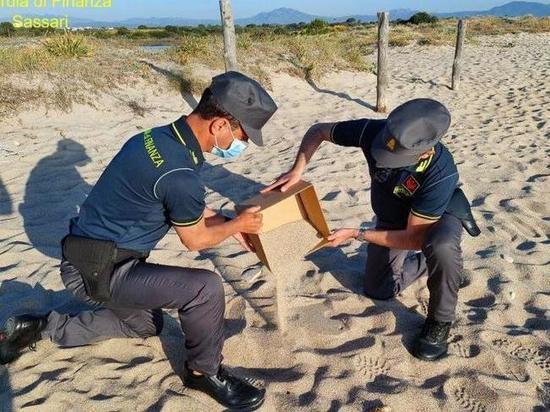 Гостям пляжей на Сардинии грозят штрафы до 3 тыс. евро за кражу песка и ракушек