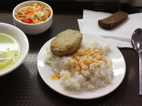 В Красноярске учащиеся школы №24 отправились едой в столовой