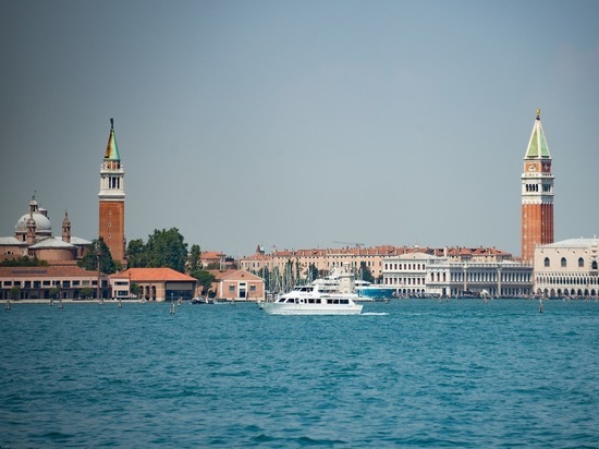 Жители Венеции вышли на протесты против круизных лайнеров