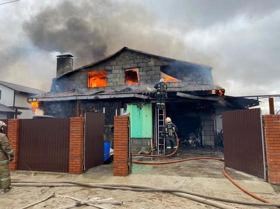 Мужчина и женщина пострадали во время пожара в частном доме в Новом Уренгое