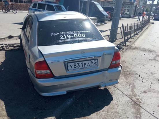 В городке Нефтяников в Омске водитель иномарки устроил аварию и убежал, бросив машину