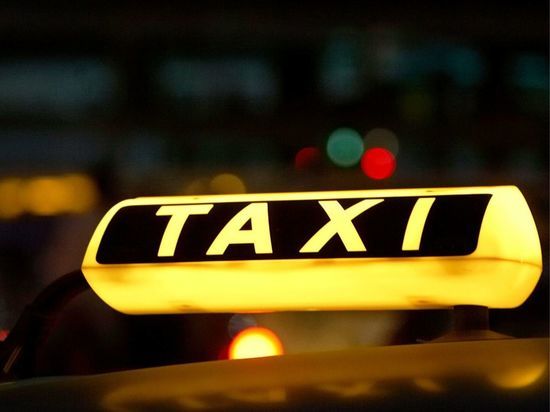 В Петербурге поймали таксиста, обиравшего пьяных пассажиров