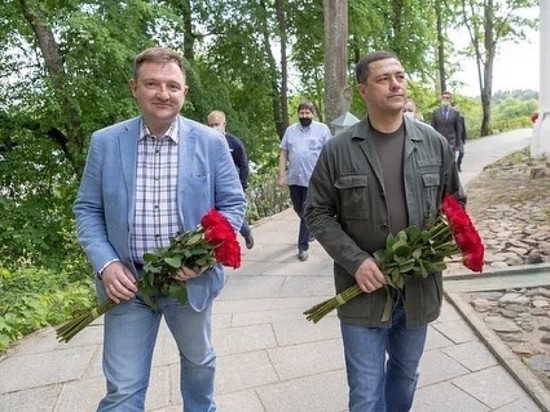 Псковский губернатор и первый заместитель министра просвещения возложили цветы на могилу Пушкина