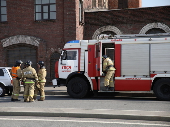 В Петербурге горит здание рядом с домом Басевича