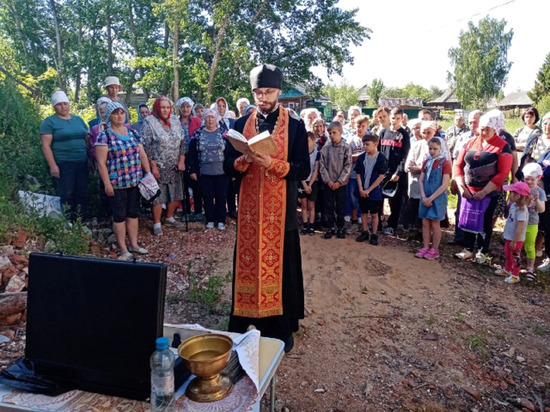 В Костромской области благодаря депутатам и общественности установили крест на колокольне храма