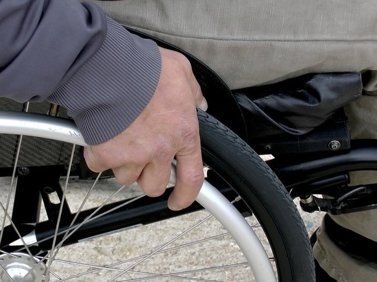 В Пскове на пешеходном переходе сбили инвалида-колясочника