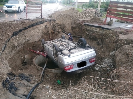 В Абакане слетевшая в яму машина попала в объектив камеры видеонаблюдения