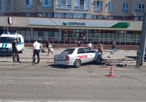 Сотрудники Госавтоинспекции задержали водителя такси, который въехал в ВАЗ, сбил двух пешеходов и скрылся с места ДТП