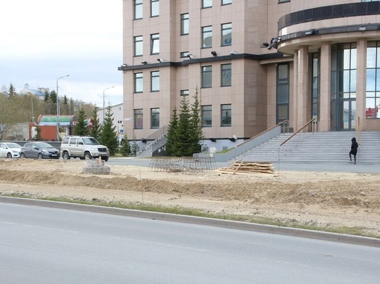 «Сад камней» вернут на место: реконструкция площади возле «Недр Ямала» началась в Салехарде