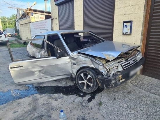 В Новочеркасске водители двух ВАЗов попали в больницу после аварии
