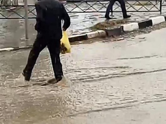 Опять гроза, опять потоп: в Костроме после ливня затопило улицу Советскую