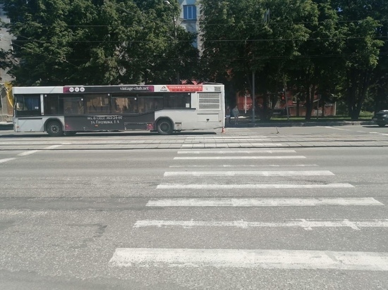 В Новосибирске ехавший на красный свет автобус сбил ребенка на пешеходном переходе