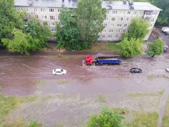 Город "поплыл": автомобили тонут в затопленных улицах Твери