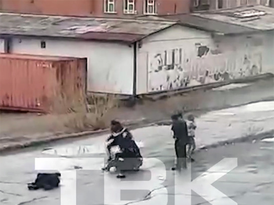 Компания молодежи жестоко избила двоих мужчин в Дудинке Красноярского края