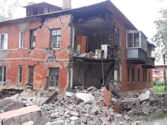 В Челябинске у старой двухэтажки обрушилась стена, жильцы в шоке