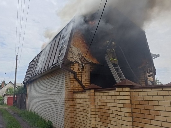 В Брянске пожарные потушили гараж