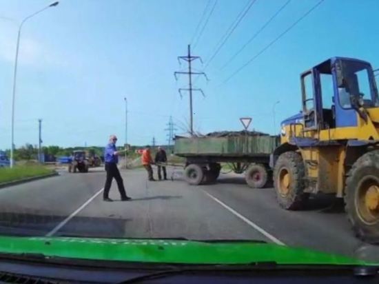 В Благовещенске экипаж «Дорожного патруля» помог попавшему в аварию трактористу