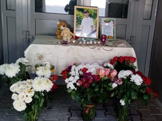В память о погибшем под колесами BMW мальчике в гимназии №1 появился мемориал