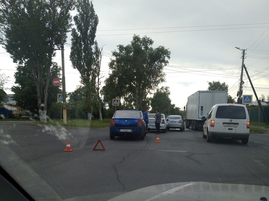 В Курске на перекрестке Фрунзе с Октябрьской произошло массовое ДТП