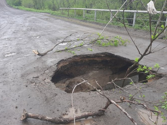 На севере Сахалина починили разрушенный мост через реку