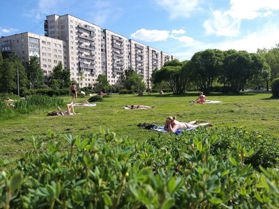 Солнце бьет наотмашь неосторожных петербуржцев