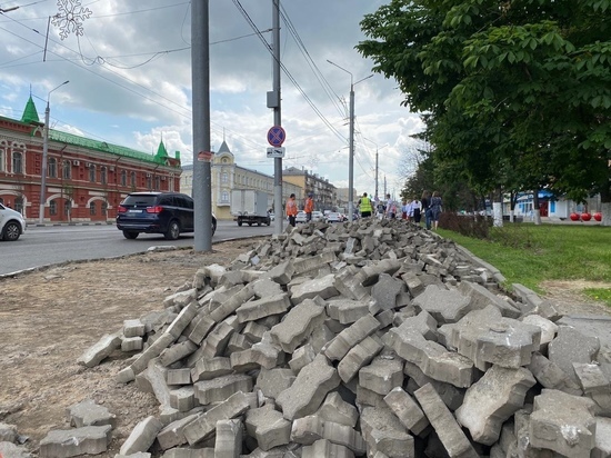 Тротуарную плитку разбирают в центре Тулы