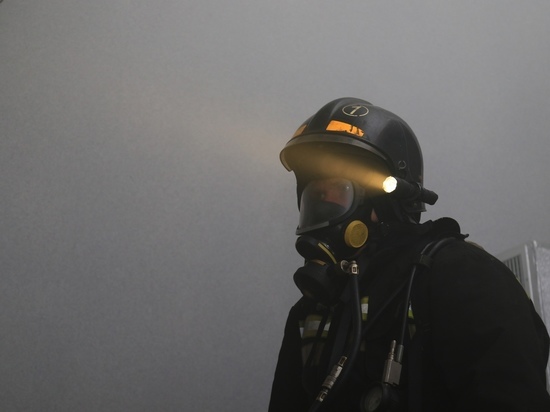 Мусор в подвале дома на Сахалине привел к приезду пожарных