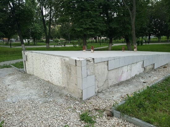 В Туле разваливается постамент памятника спасателям